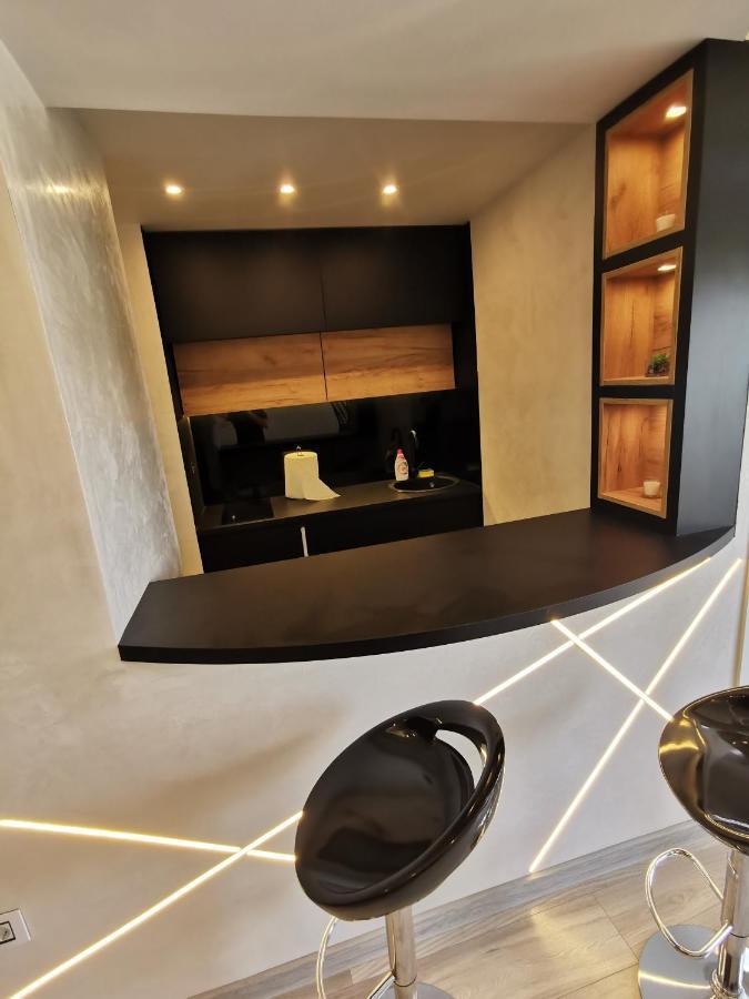 Brend New Luxurious Apartment In Downtown With Free Parking Novi Sad Bagian luar foto